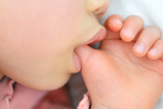 子供の指しゃぶりはいつから始まっているのか？