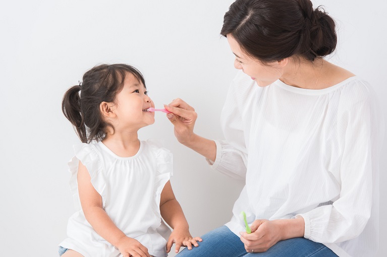 仕上げ磨きを嫌がる子供…仕上げ磨きをスムーズにするには？
