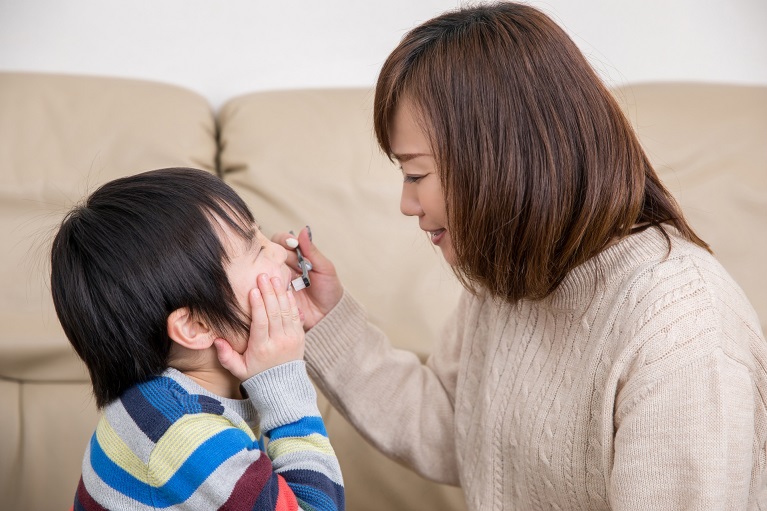 歯ブラシの当て方は、自分の歯を磨くときと同じです