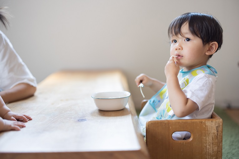 子供がご飯を噛まずに食べている