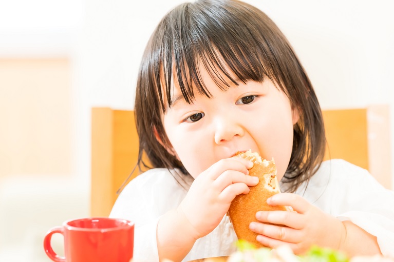 適度に硬いもの、食べにくいものなどを食べさせる
