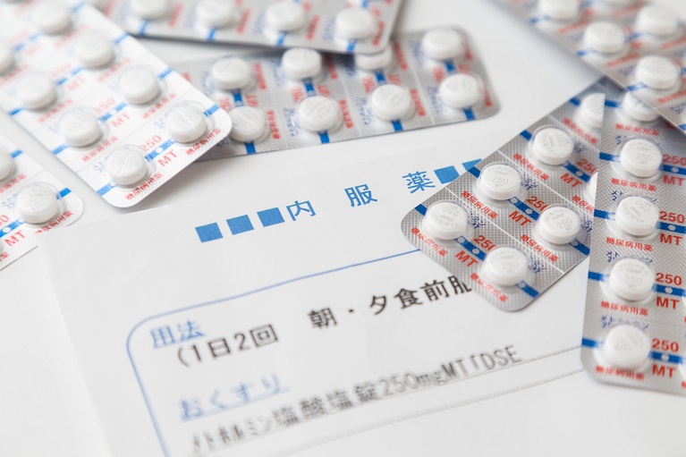 鎮痛剤を飲む