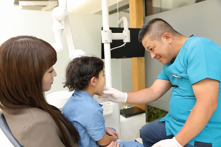 子供の歯並びや噛み合わせが気になる…いつから治療を始めるべき？